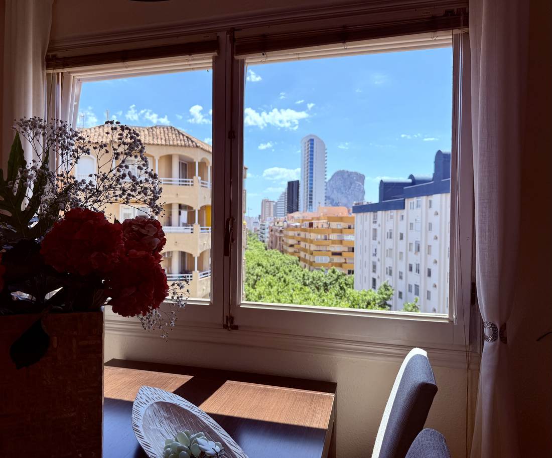 Comedor con las vistas de la ciudad por la ventana