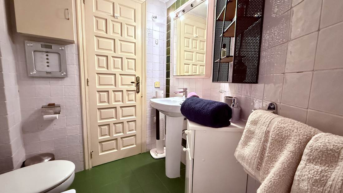 Segundo baño, con lavabo y ducha