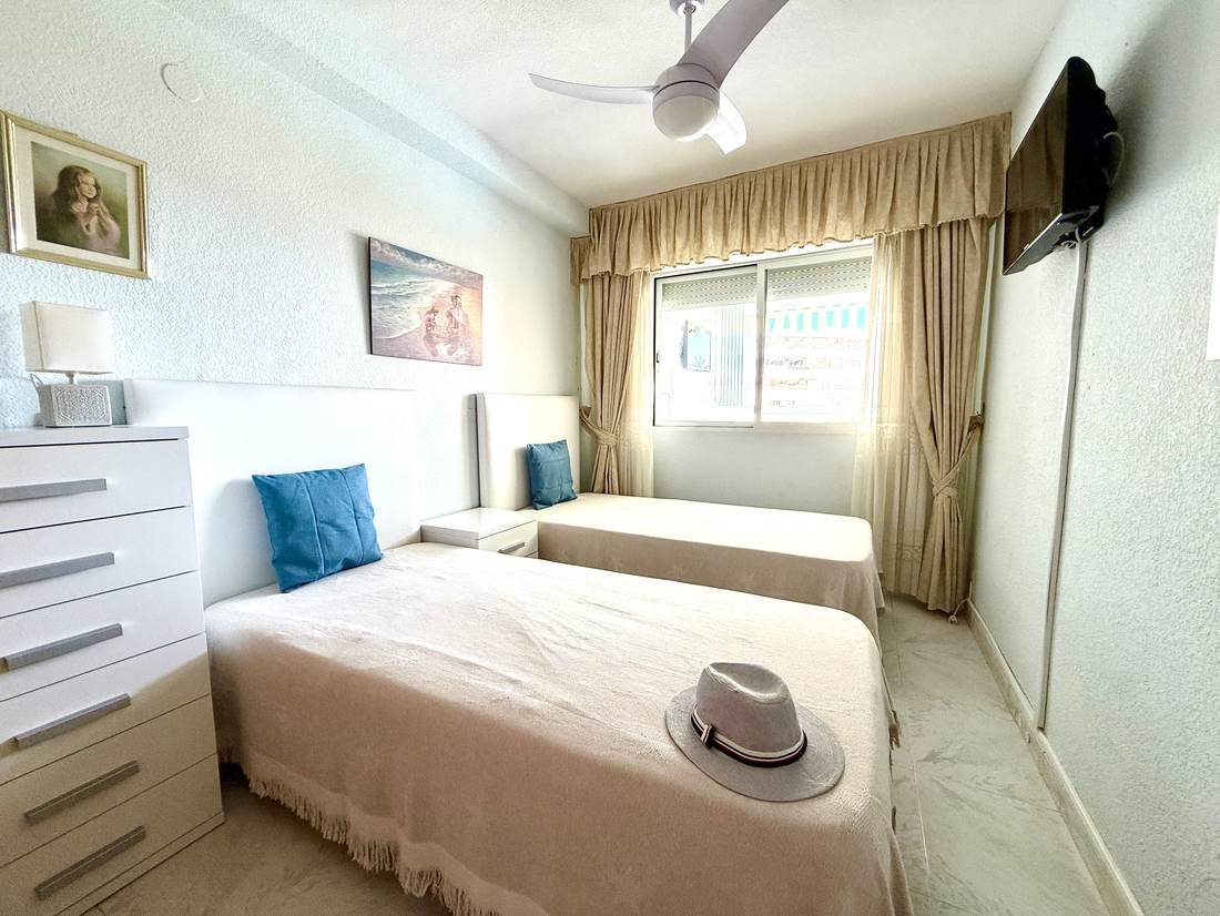 Dormitorio principal con cama de matrimonio