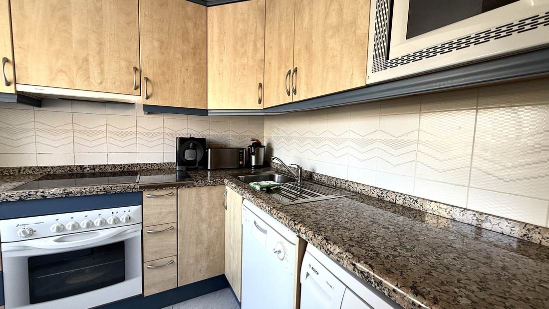 Cocina independiente con encimera de granito y horno