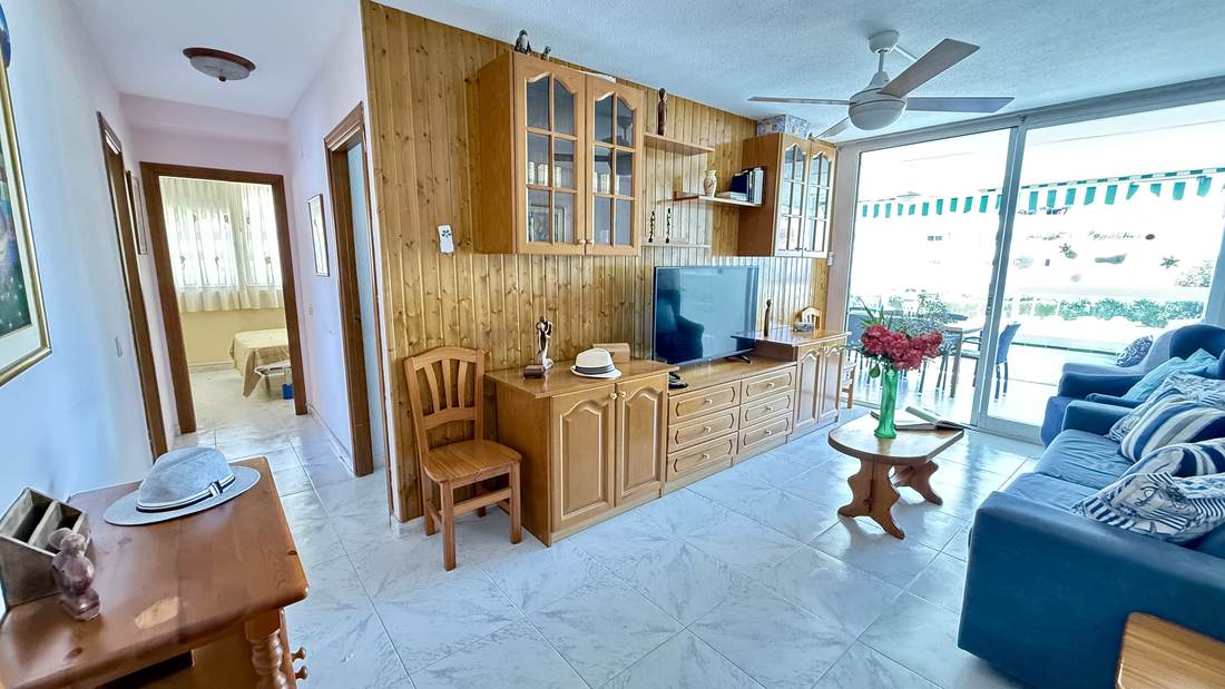 El salón desde la galería, con los muebles de madera
