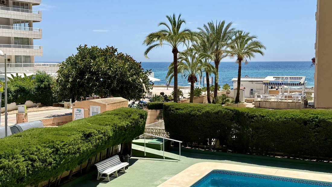 Piscina de la urbanización, con la playa justo detrás