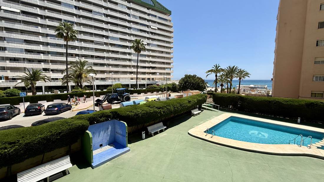 La piscina desde el otro extremo, con el edificio al fondo