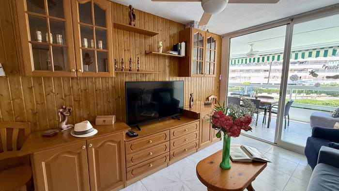 Salón de Sorolla con la galería acristalada abierta a la piscina y al mar
