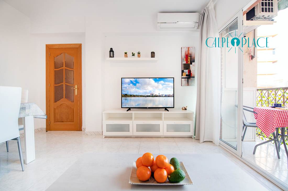 El salón con la televisión y la salida a la terraza