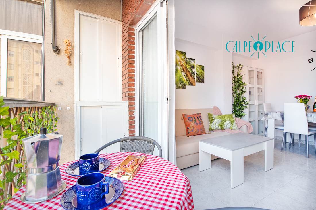 Terraza con la mesa puesta y el mantel de cuadros