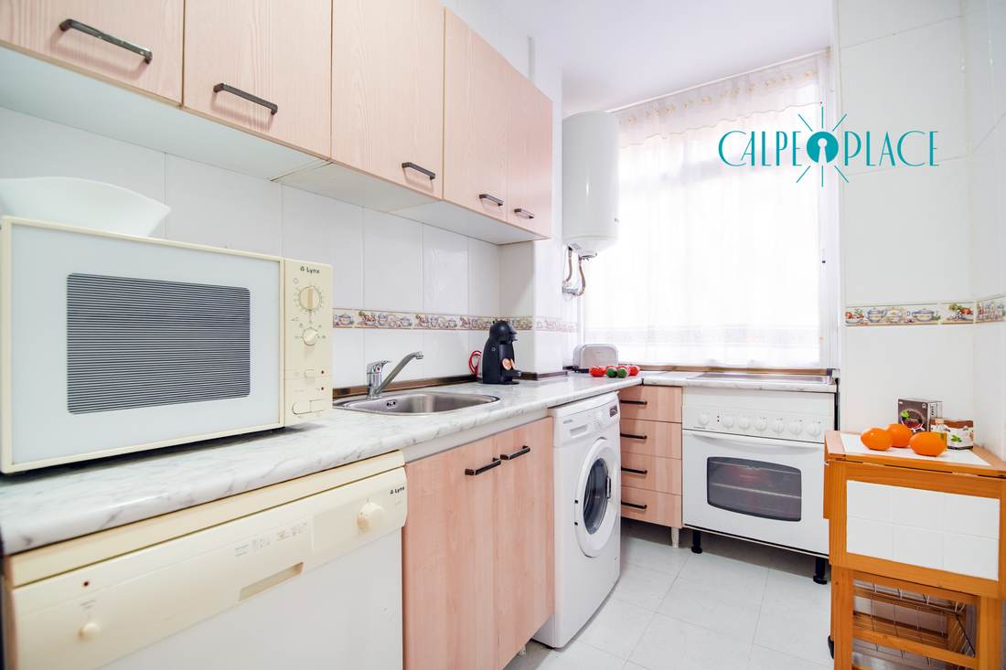 Cocina con lavadora, horno y microondas