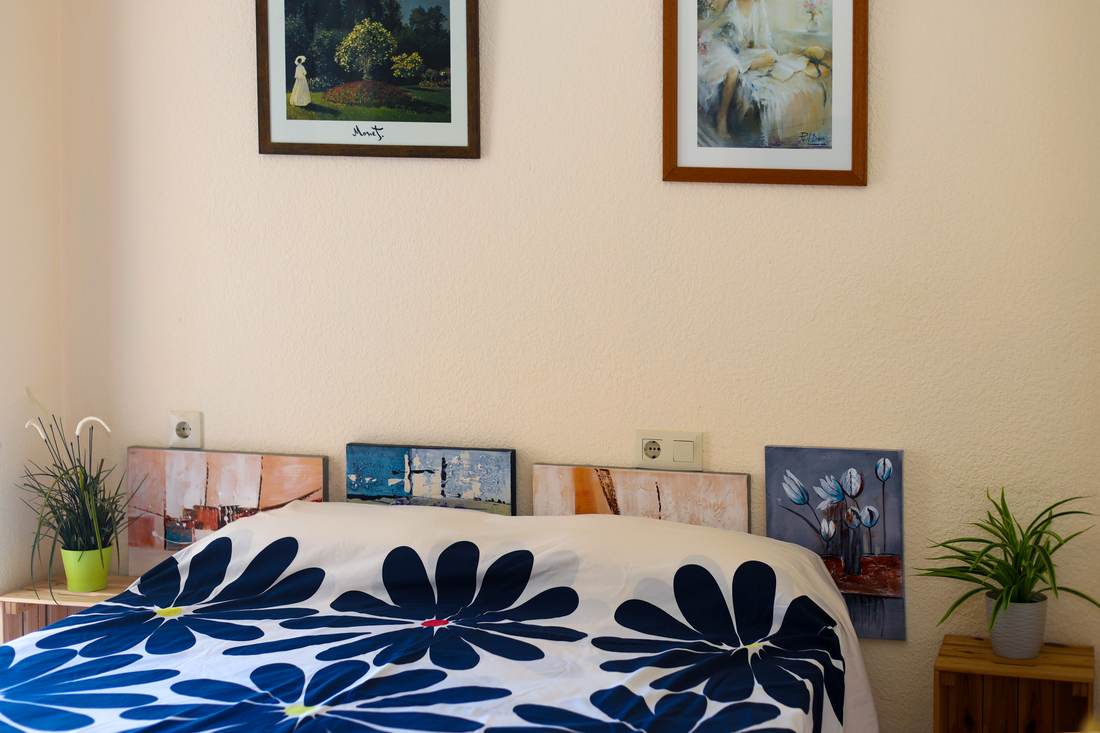 Dormitorio con colcha de flores azules