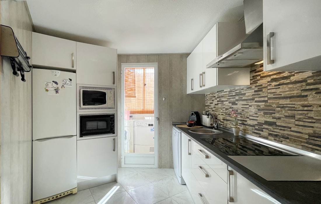 Cocina independiente con horno y microondas
