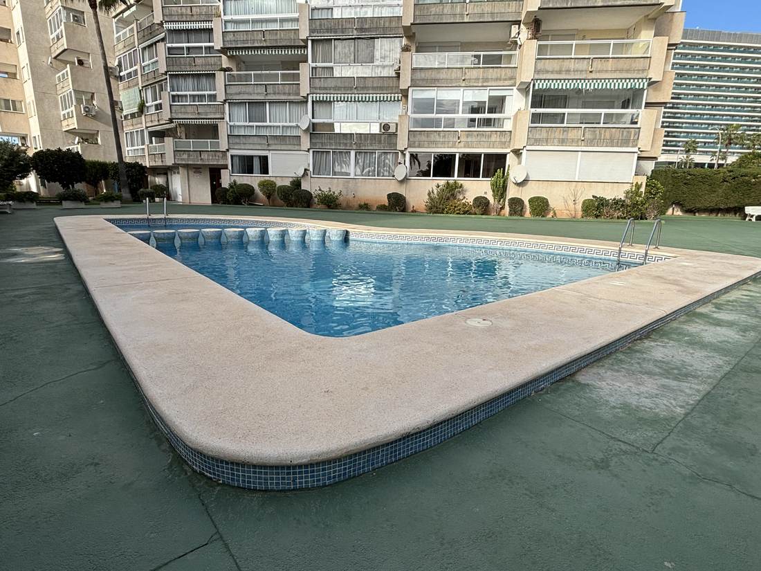 Piscina comunitaria del edificio, larga y con solárium