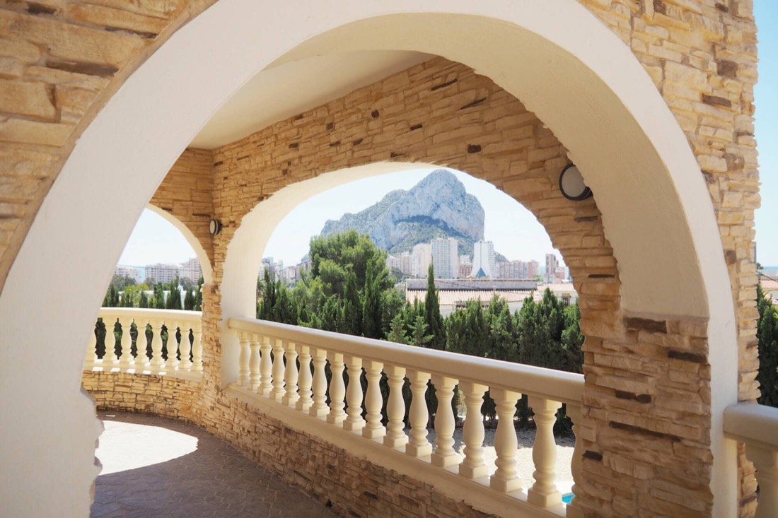 Arco de piedra de la terraza con el Peñón de Ifach al fondo