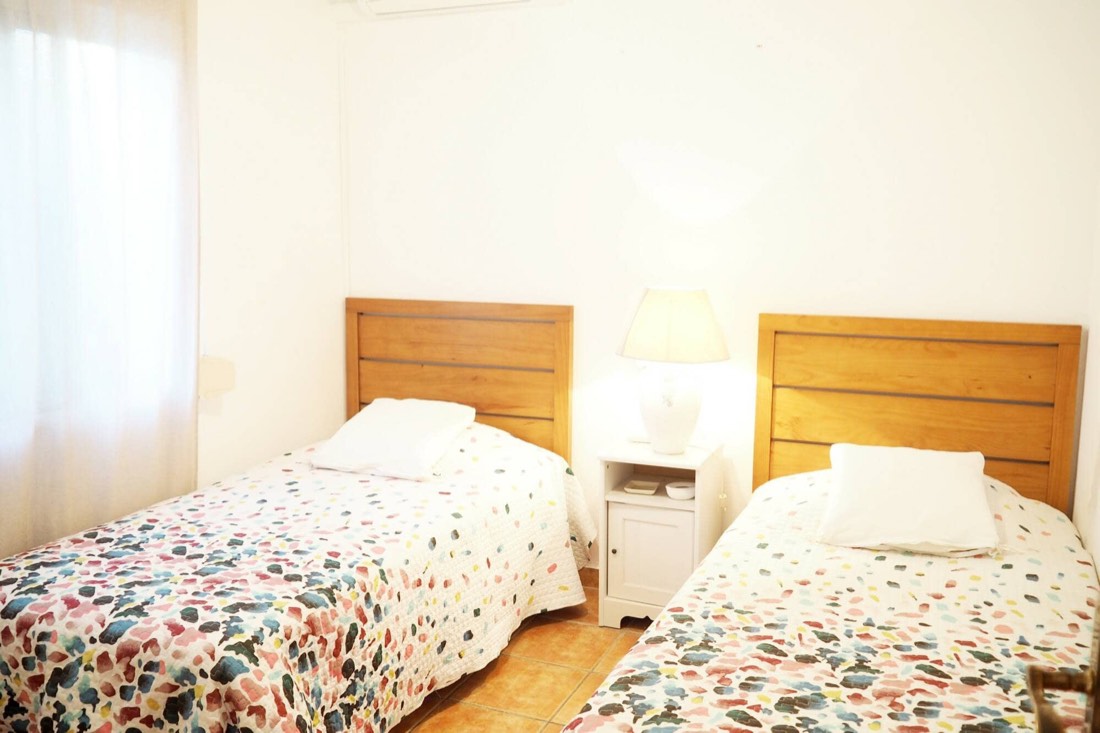 Dormitorio con dos camas individuales