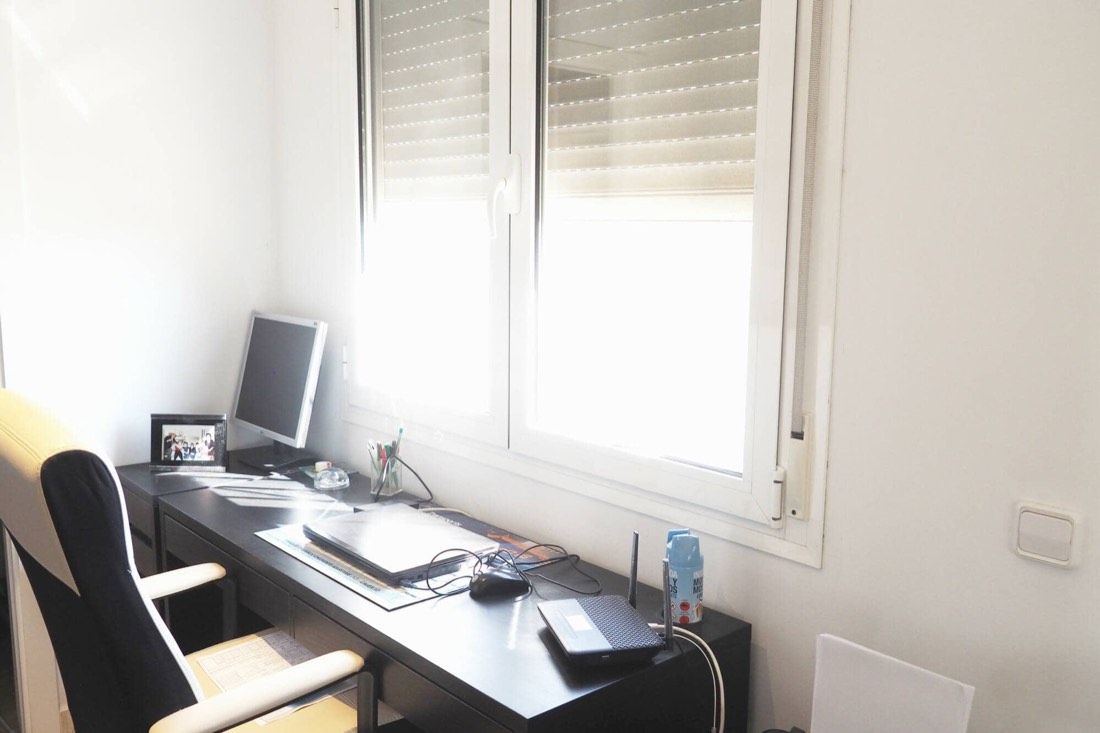 Despacho con escritorio junto a la ventana