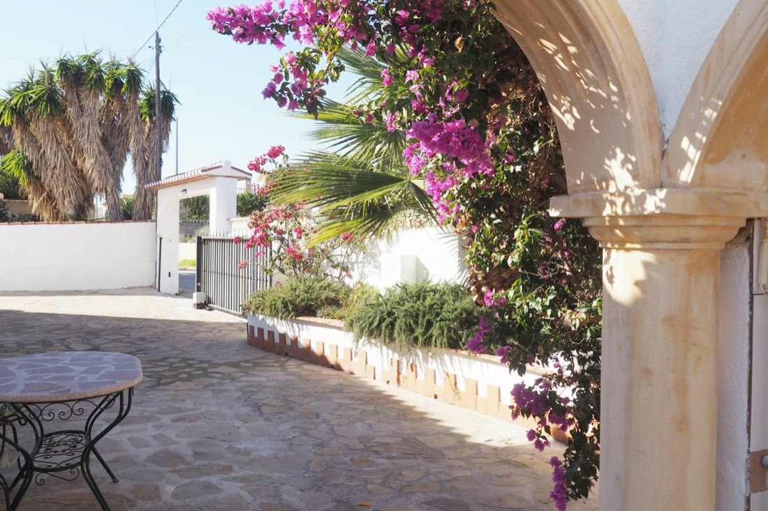 Arco cubierto de buganvilla en la entrada al jardín