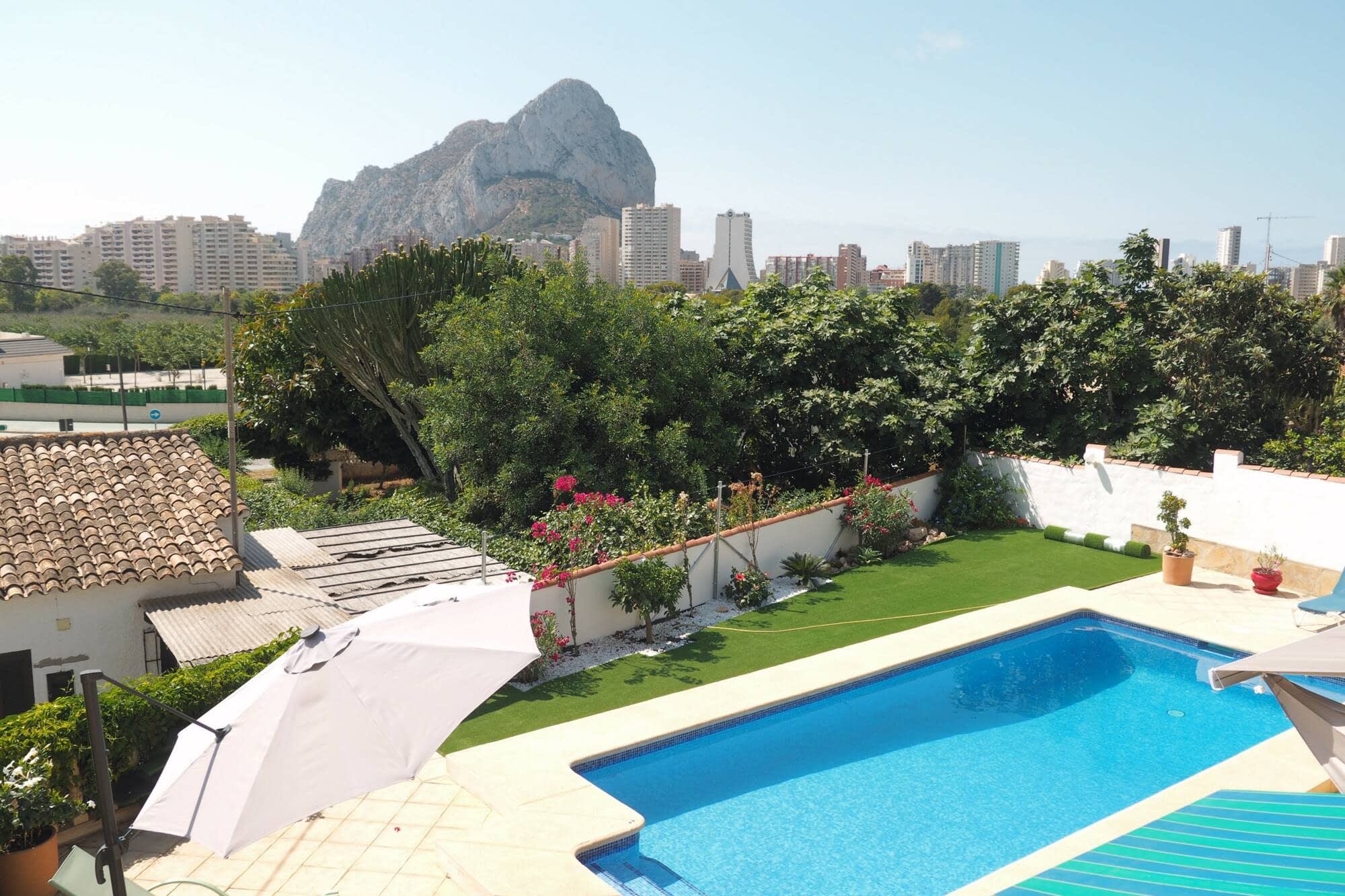 Jardín y piscina de Villa Yasmin con el Peñón de Ifach y Calpe al fondo
