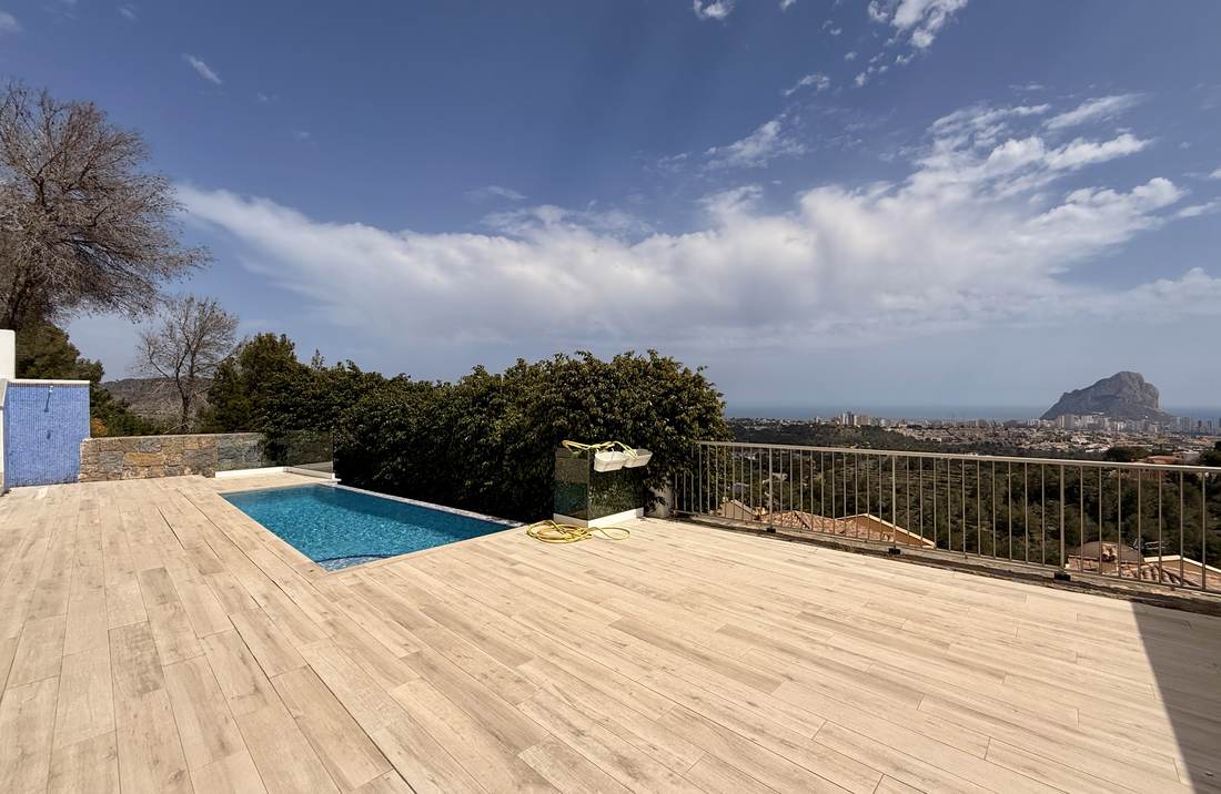 La piscina desbordante con el Peñón de Ifach y el mar al fondo