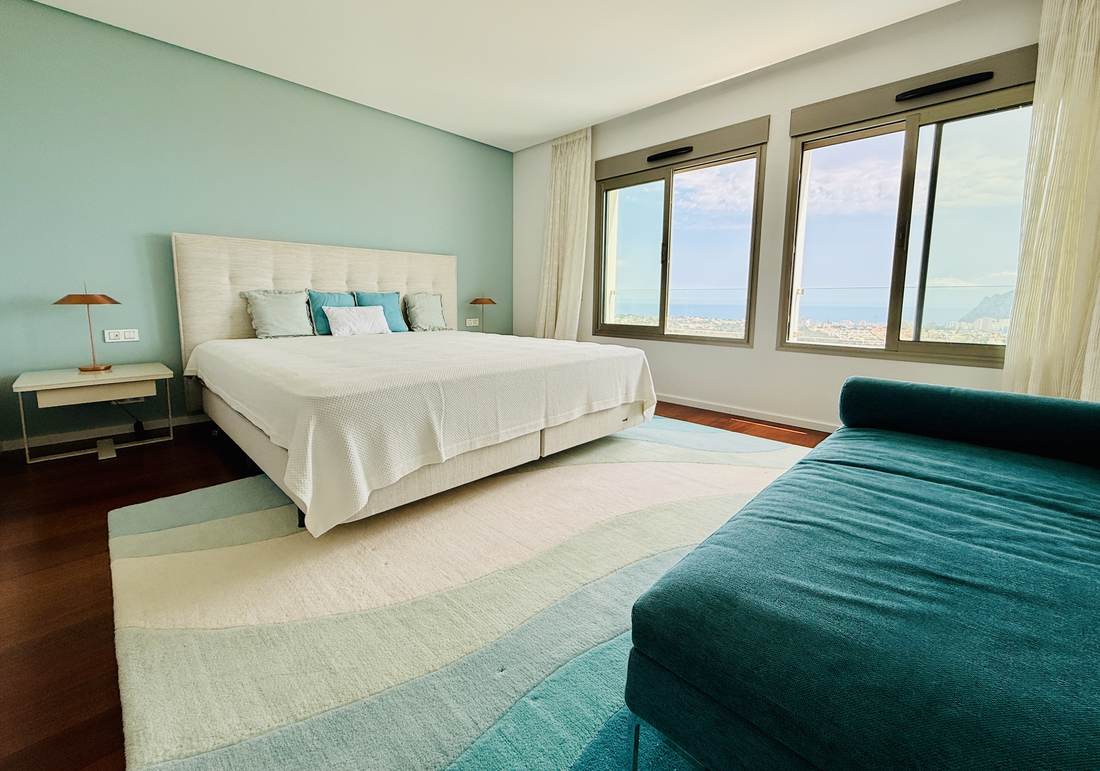 Dormitorio principal con el ventanal al valle — el chalet de Cosentari