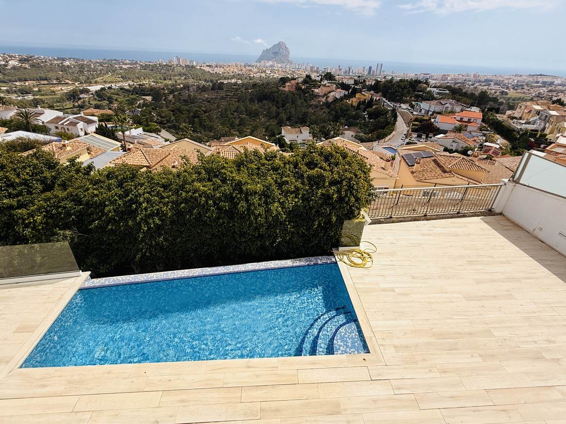 La piscina desbordante — el chalet de Cosentari