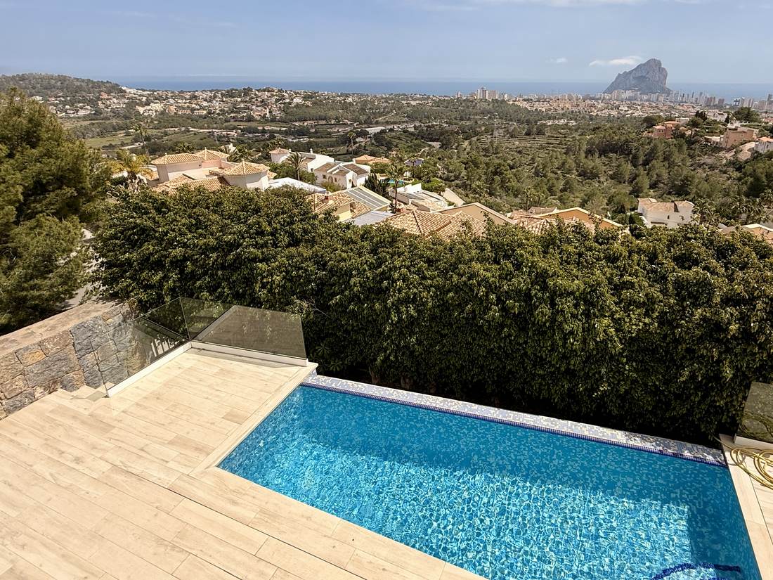 Dormitorio y piscina — el chalet de Cosentari
