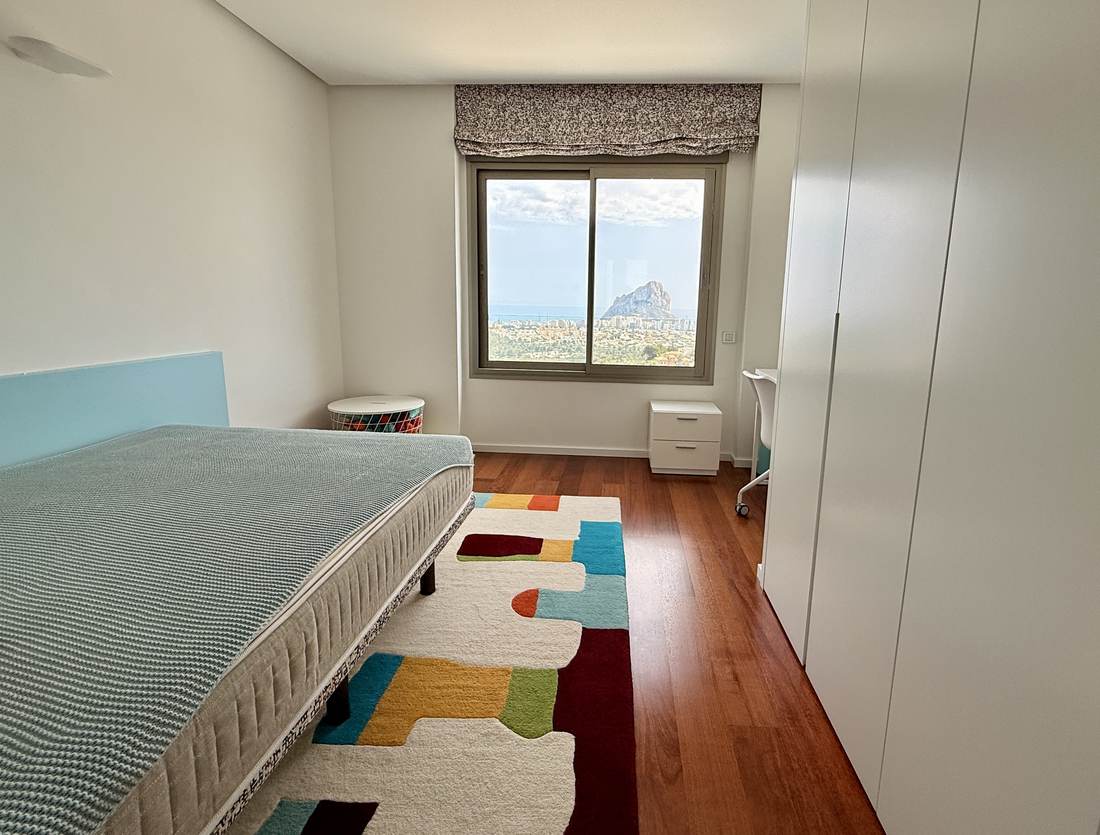 Dormitorio con zona de escritorio — el chalet de Cosentari