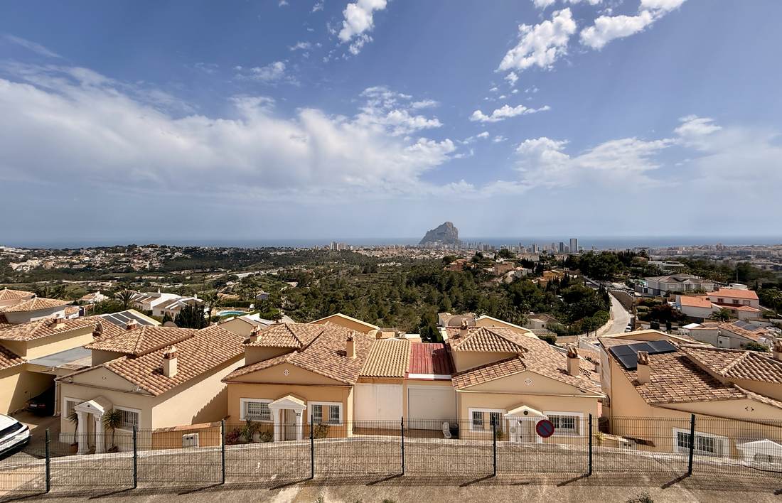 Piscina, terraza y fachada — el chalet de Cosentari