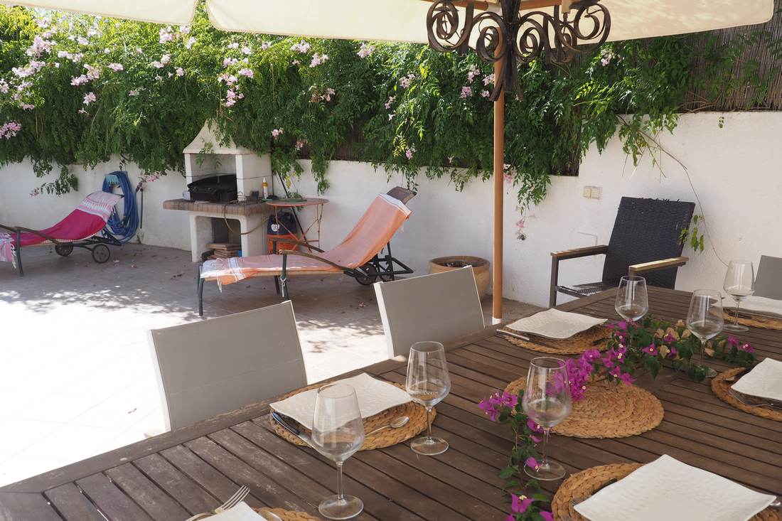 Terraza con pérgola y tumbonas — Villa Ricarlos
