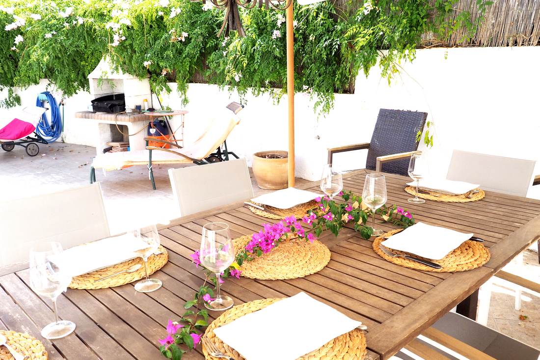 Terraza con pérgola y tumbonas — Villa Ricarlos