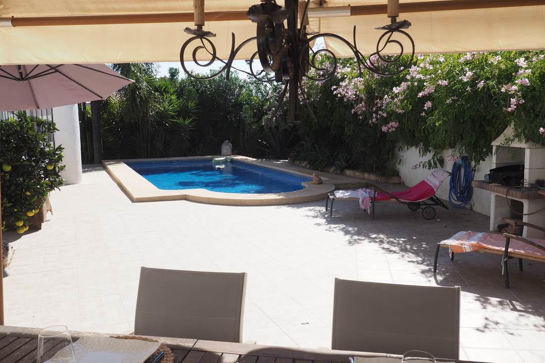 Terraza con pérgola y tumbonas — Villa Ricarlos