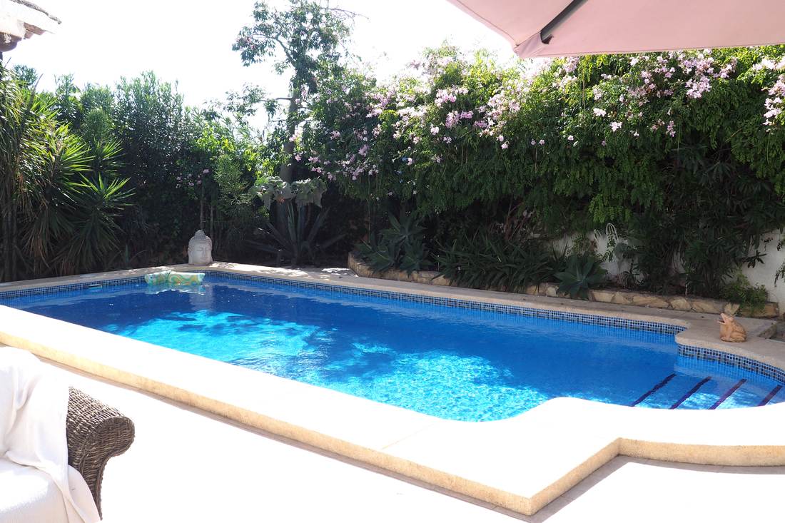 Terraza con pérgola y tumbonas — Villa Ricarlos