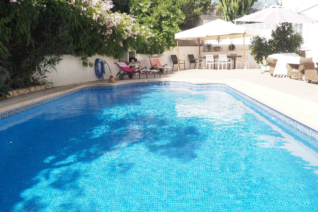 El jardín y la piscina — Villa Ricarlos