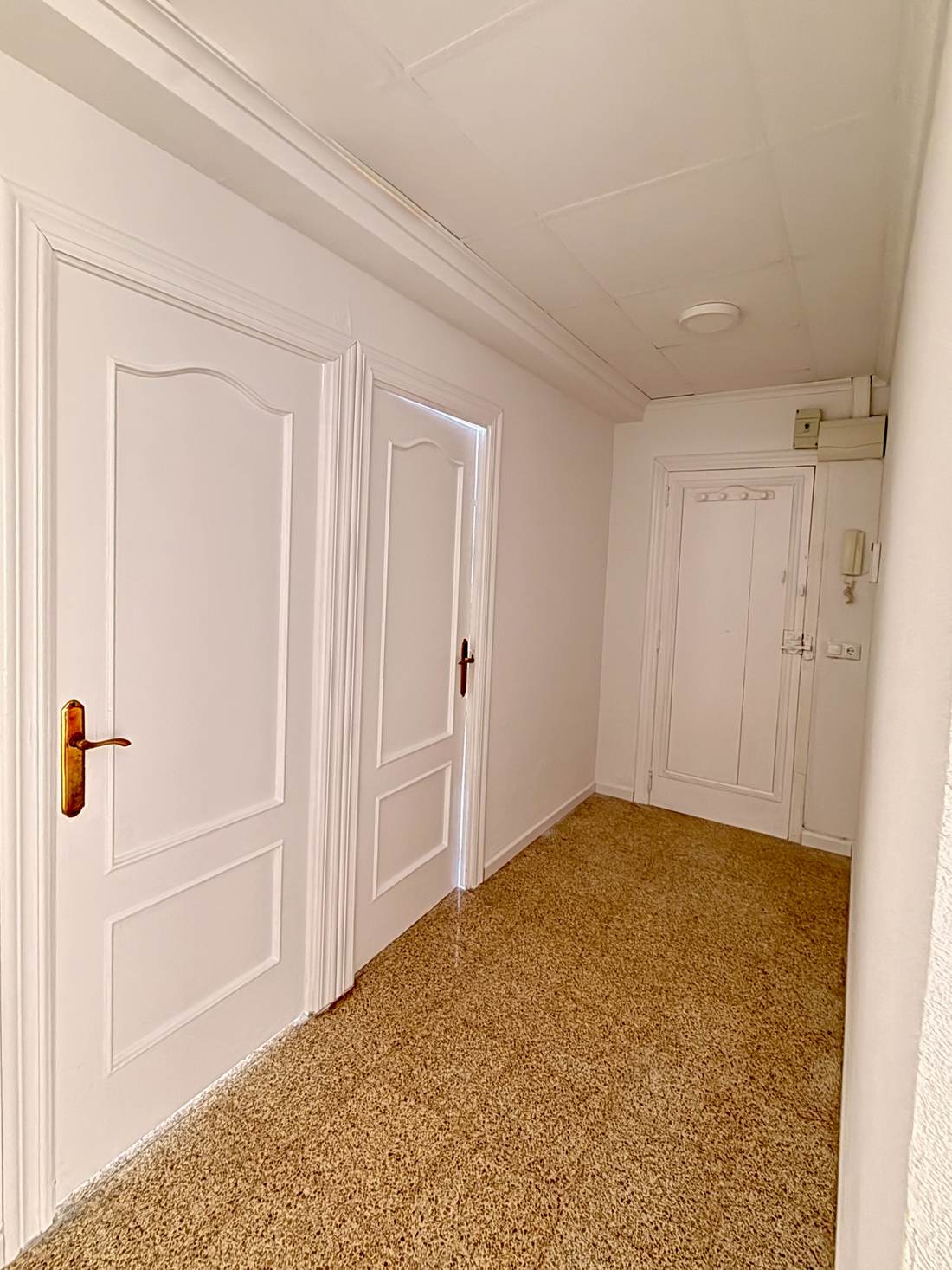 Pasillo y puertas interiores — el piso de Polop