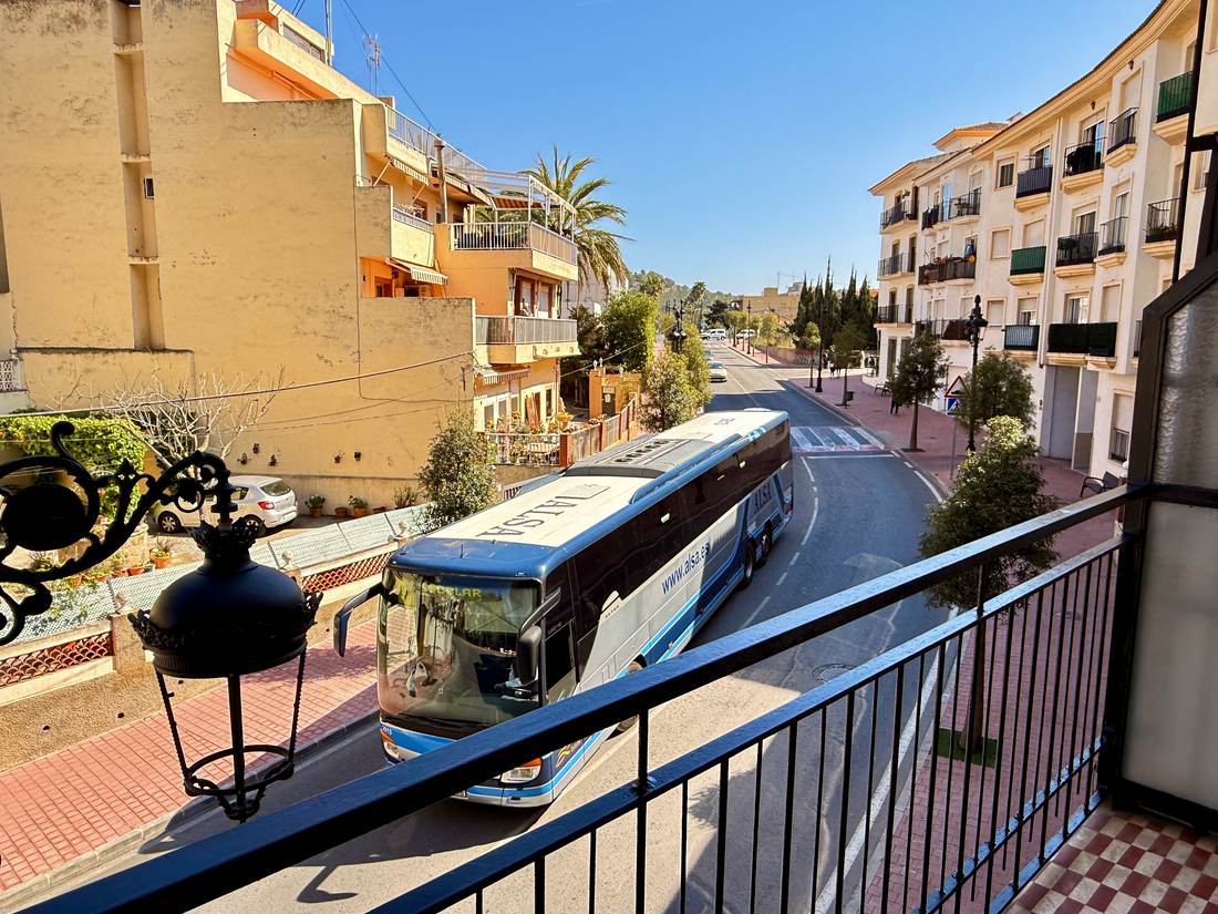 La avenida de Polop desde el balcón — el piso de Polop