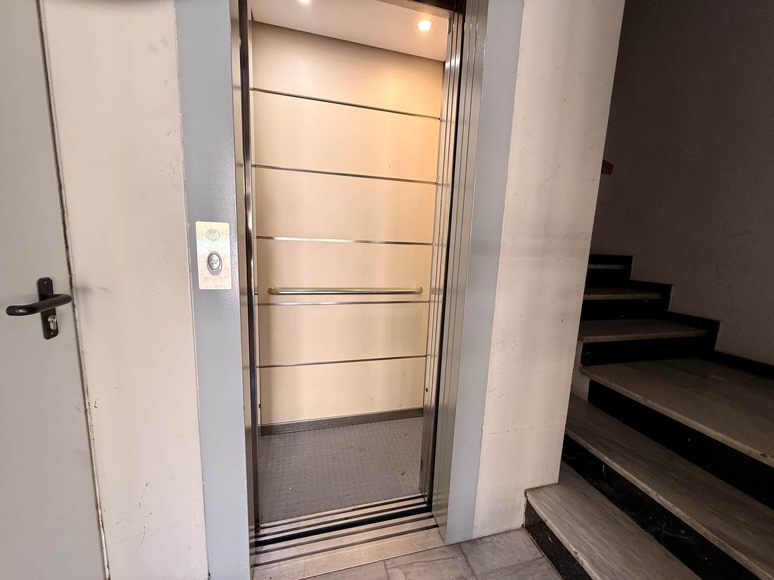 Portal y escalera del edificio — el piso de Polop