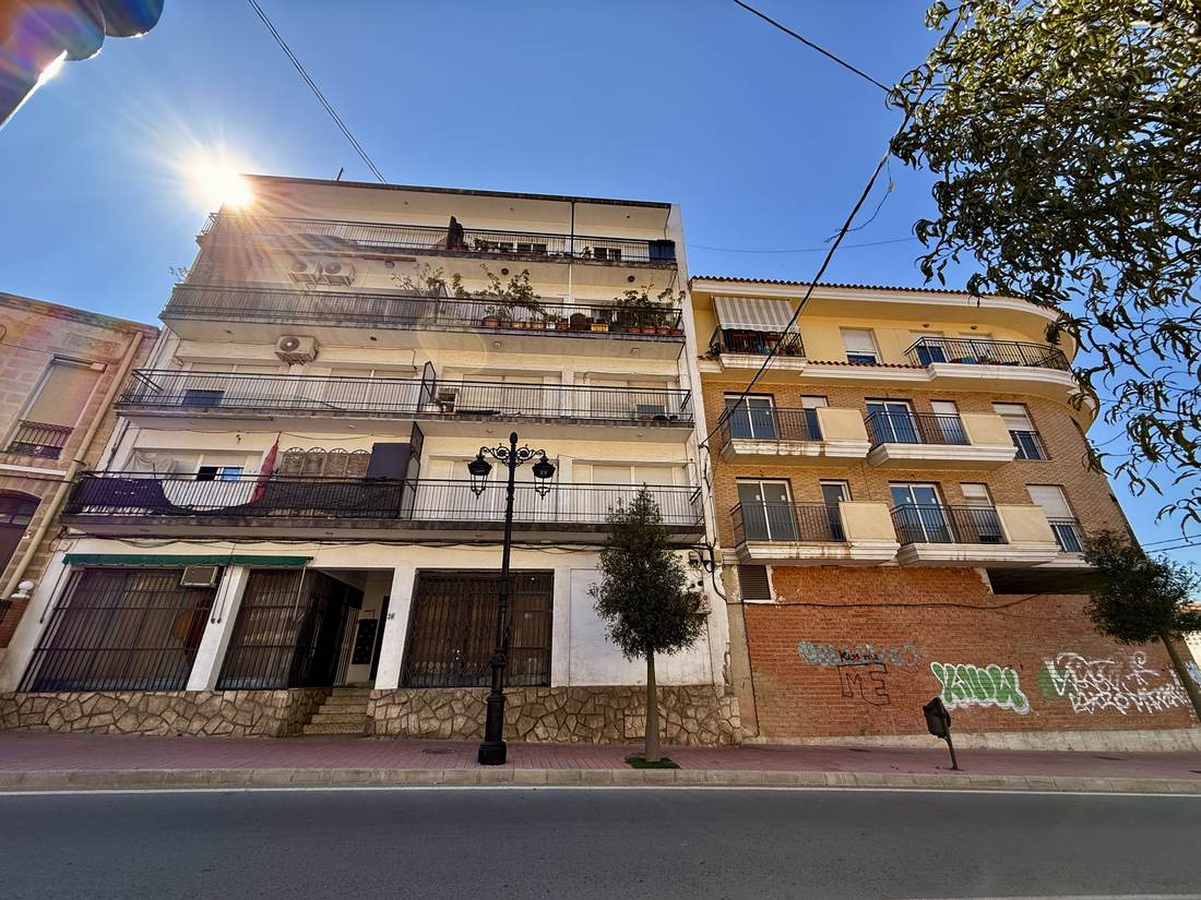 La calle del edificio — el piso de Polop